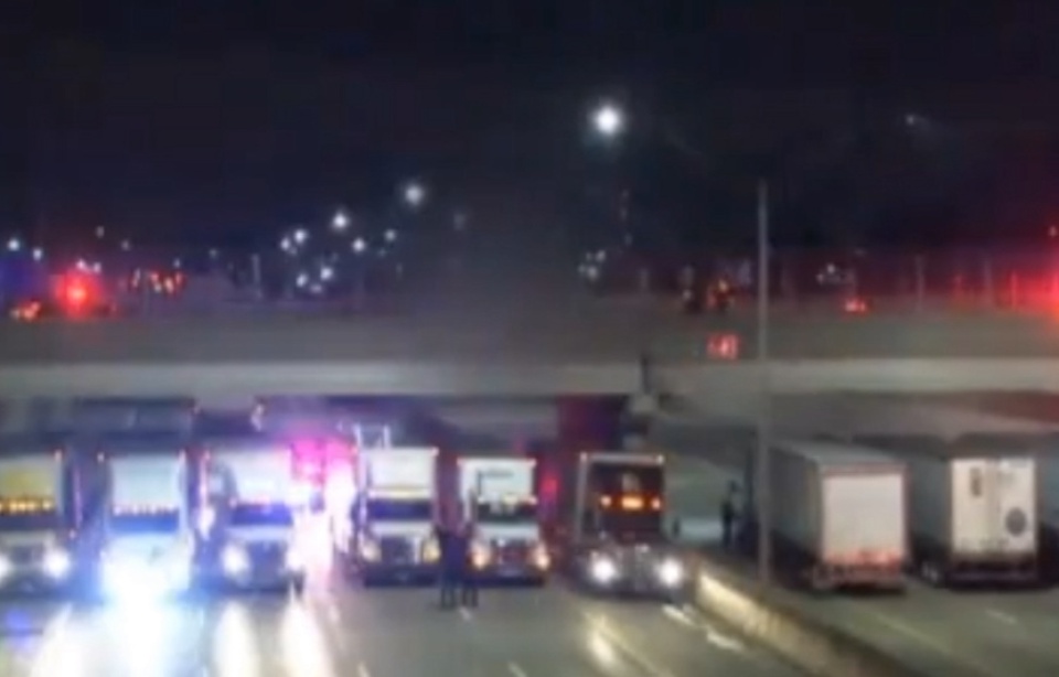 Etats-Unis: Des camions s'alignent sur l'autoroute pour empêcher un homme de se jeter d'un pont