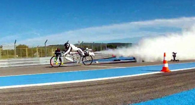 Le recordman du monde de vitesse en vélo-fusée se tue lors d'un entraînement