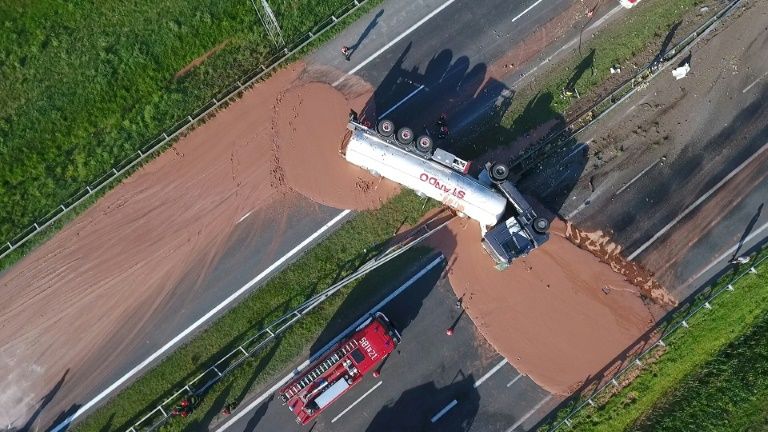 Pologne: fleuve de chocolat chaud sur une autoroute